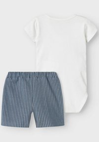 Vit kortärmad bodysuit som matchas med blå randiga shorts med elastisk midja. Tillverkad av bomull, med enkel design och mjuk textur.