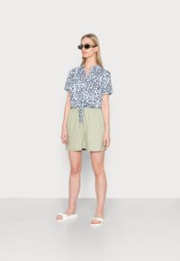 ONLY TOKYO  - Calções - desert sage