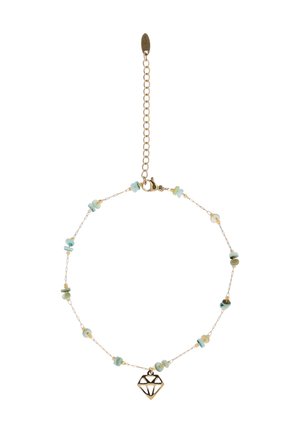 Brățară cu lanț aurit, cu mărgele mici albăstru-verzui și un pandantiv aurit în formă de diamant, prevăzută cu o închizătoare reglabilă și un lanț extensibil.