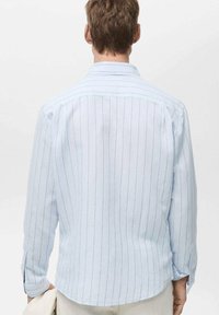 Lichtblauw gestreept shirt met lange mouwen, een klassieke kraag en knoopmanchetten. Gemaakt van een soepele, gestructureerde stof.