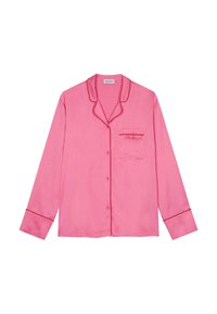 Pigiama top lungo in satin rosa con colletto asonato, tasca frontale e piping rosso a contrasto su polsini e colletto. Presenta chiusura con bottoni.