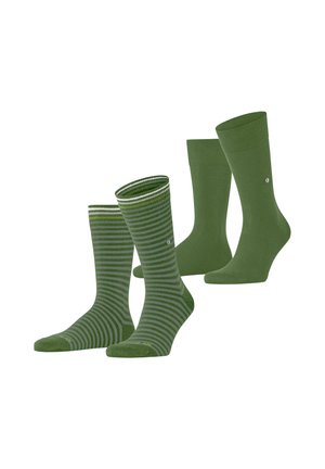 Grünes Socken-Set; umfasst zwei einfarbige Paare und ein gestreiftes Paar mit weißen Akzenten. Das Material scheint weich zu sein, mit einer glatten Textur.