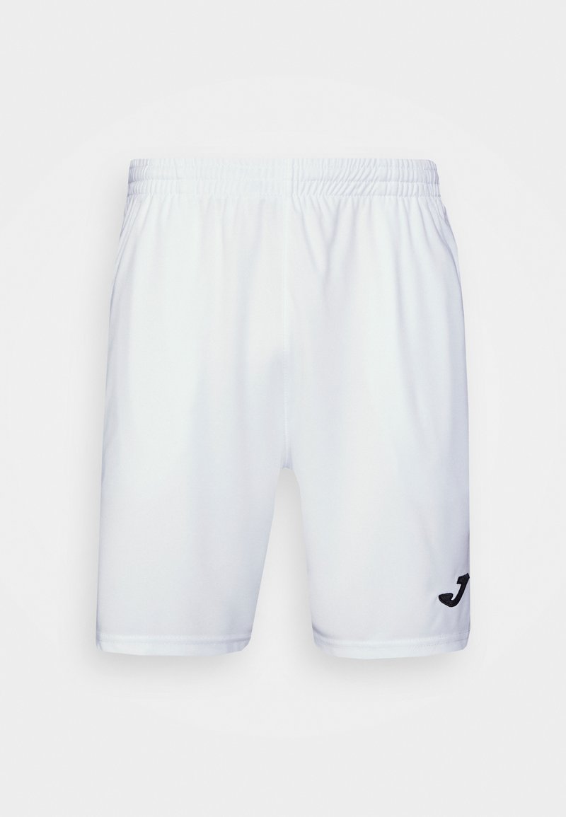 Shorts de sport blancs en tissu léger, dotés d'une taille élastique et d'un logo noir sur le côté gauche. Texture lisse, sans motifs.