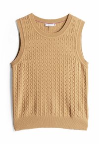 Beige kabelgebreide mouwloze trui met een ronde halslijn en ribbels aan de randen. Heeft een subtiele textuur en een klein logo-detail aan de onderrand.