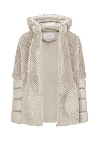 Beige gepolsterte Jacke mit einer strukturierten, flauschigen Außenseite, glattem Futter und Kapuze. Vordeckel mit Reißverschluss und leicht abgesenkten Ärmeln.