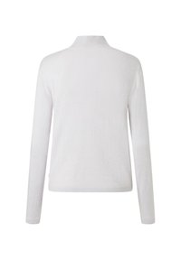 Weißer Pullover mit langen Ärmeln und strukturiertem Strickfinish, mit hohem Kragen und gerippten Bündchen. Einfaches und minimalistisches Design.