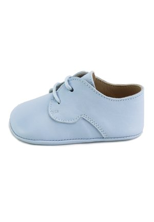 Suave zapato de bebé de piel azul claro con cordones, altura baja en el tobillo y forro interior beige, mostrado de lado sobre fondo blanco.