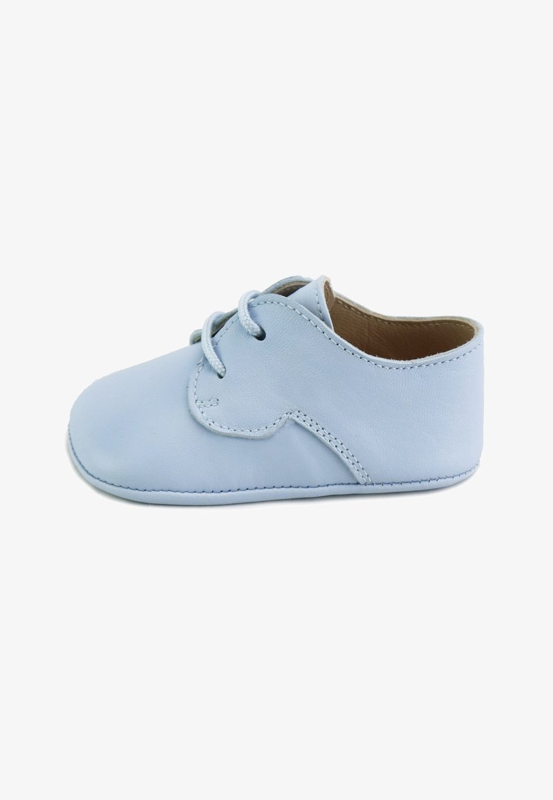 Suave zapato de bebé de piel azul claro con cordones, altura baja en el tobillo y forro interior beige, mostrado de lado sobre fondo blanco.