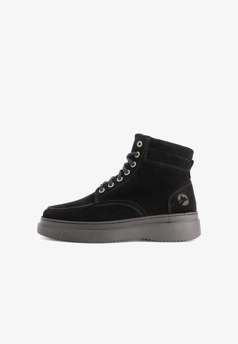 Zwarte suède high-top sneaker met grijze rubberen zool, zilveren veterogen en een logo detail op de hak. Kenmerkt zich door gestikte accenten langs de naden.