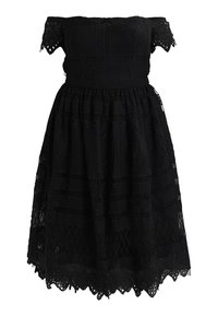 Černé krajkové šaty s designem bez ramínek, texturovaným vzorem, řasenou sukní a vlnitým lemem.