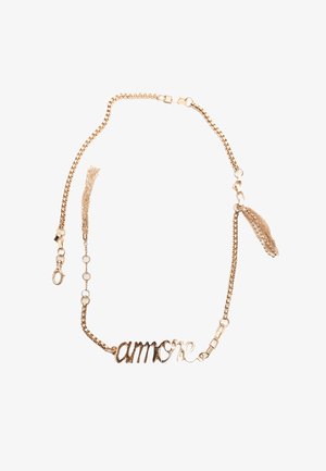 Goldfarbene Kettenhalskette mit dem Wort "amore" in kursiver Schrift, einem strukturierten Charm-Detail und zusätzlichen Kettenakzenten auf einer Seite.
