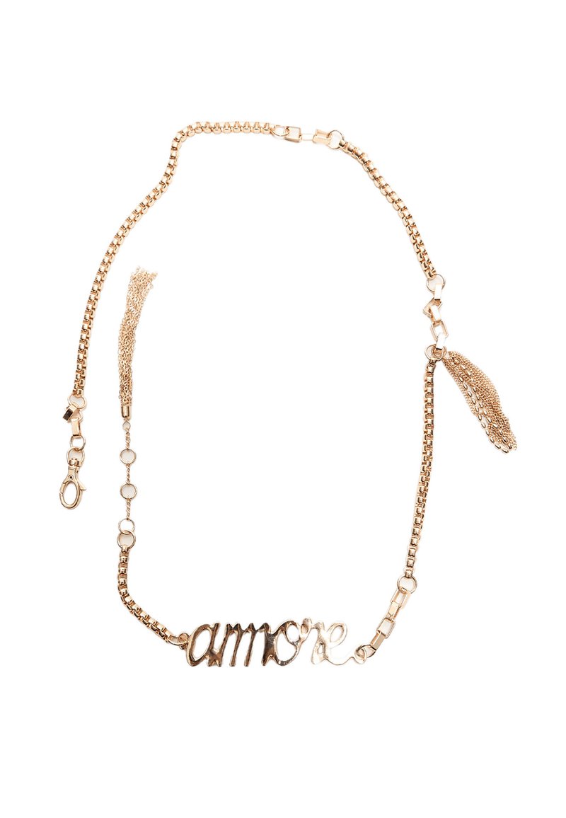 Collier en chaîne dorée arborant le mot "amore" en texte cursif, avec un détail de charme texturé et des accents de chaîne supplémentaires d'un côté.