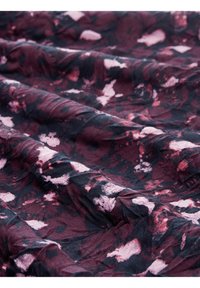 Tessuto floreale con tonalità di bordeaux e nero, dotato di una superficie morbida e testurizzata e di irregolari accenti rosa, disposti in modo arricciato.