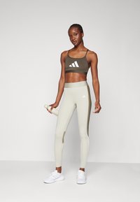 adidas Performance AEROREACT BIG GRAPHIC - Sports-BH-er med lett støtte - shadow olive