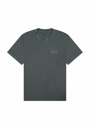T-shirt di cotone grigio scuro con maniche corte, collo a giro, e un sottile logo grigio sul petto sinistro. Cuciture piatte e un fit rilassato.