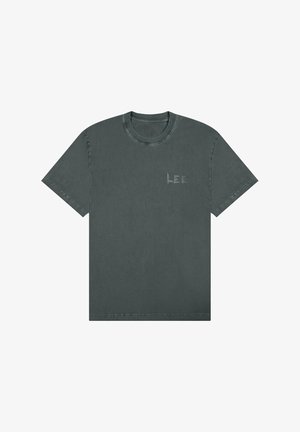 T-shirt di cotone grigio scuro con maniche corte, collo a giro, e un sottile logo grigio sul petto sinistro. Cuciture piatte e un fit rilassato.