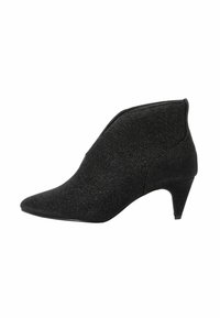 Czarne botki za kostkę z wydłużonym noskiem i niskim obcasem, wykonane z teksturowanej tkaniny z delikatnym połyskiem. Smukła forma z gładką sylwetką.