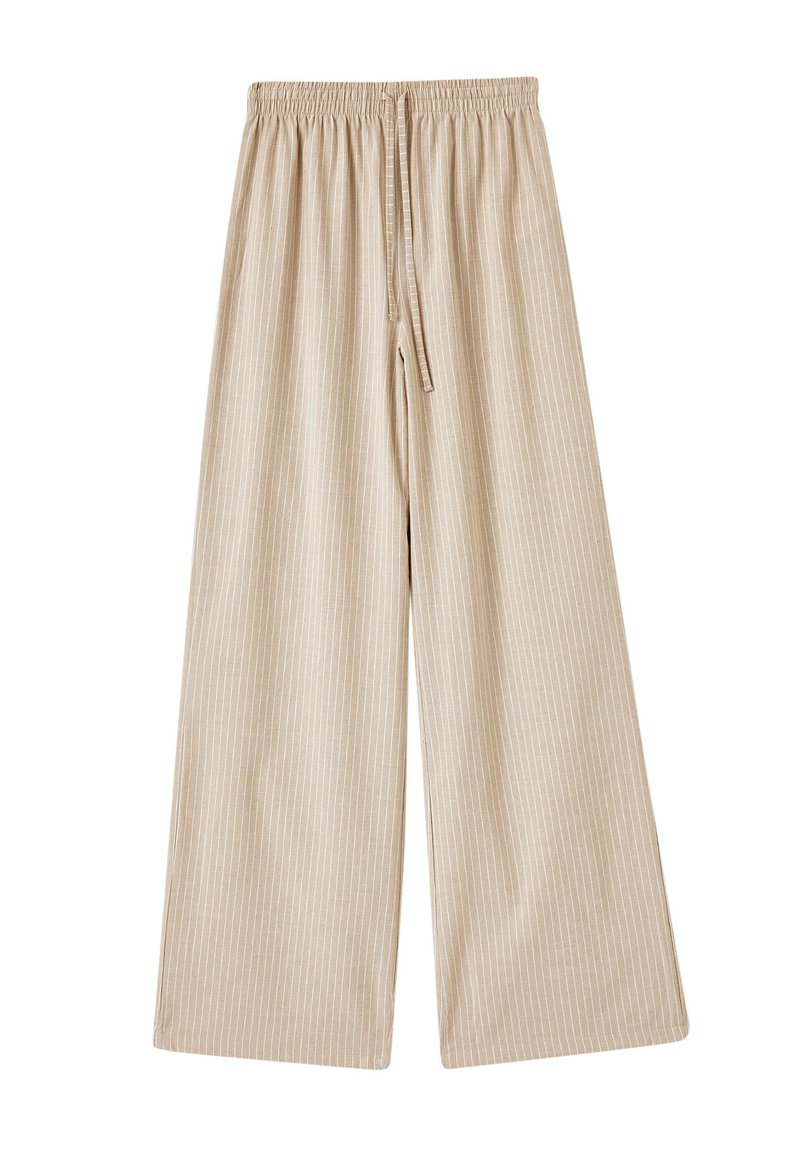 Pantaloni beige a gamba larga con vita elasticizzata e cordoncino, caratterizzati da strisce verticali bianche e una texture di tessuto liscia.