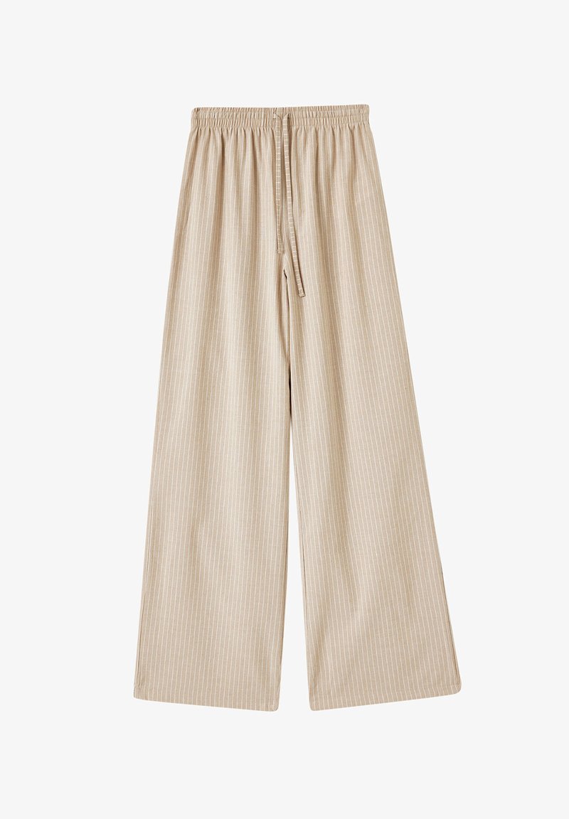 Beige wijde broek met een elastische tailleband en trekkoord, voorzien van verticale witte strepen en een soepele stofstructuur.
