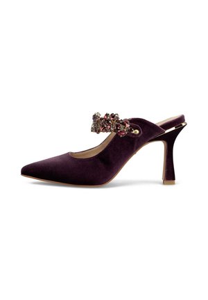 Zapato slingback de terciopelo púrpura con tacón alto, punta puntiaguda y una tira decorativa con joyas en la parte superior.