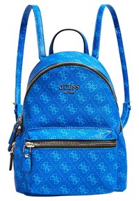Niebieski plecak syntetyczny z nadrukiem logo, o zaokrąglonym kształcie, z zamknięciem na zamek i regulowanymi paskami. Posiada przednią kieszeń na zamek oraz wzorzystą strukturę.