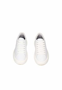 Sneaker in pelle bianca con finitura liscia, punta rotonda, lacci piatti e design minimalista. Suola in gomma bianca morbida per il comfort.