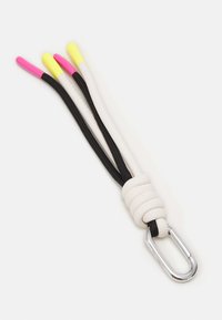 Bílý kožený klíčový řetízek se stříbrným karabinou a čtyřmi připojenými šňůrkami končícími v růžových a žlutých gumových špičkách.