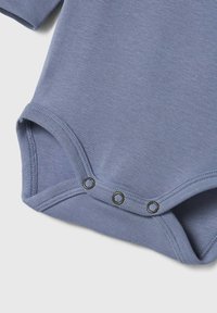 Body corto azzurro chiaro a maniche corte con scollatura rotonda e chiusure a pressione nella parte inferiore, realizzato in morbido cotone con una texture liscia.
