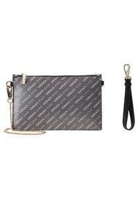 Pochette rectangulaire grise avec un motif de texte diagonal "Versace Jeans", fermeture éclair dorée, bandoulière chaîne et bracelet poignet en cuir noir détachable.