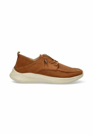 Zapatilla de ante marrón con parte superior texturizada, suela de color claro en contraste, diseño de cordones y detalles perforados en los laterales.