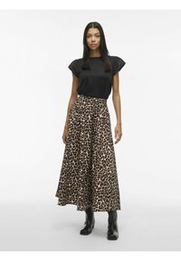 Top nera a maniche corte con dettagli in pizzo abbinato a una lunga gonna leopardata. Il look è completato da un tessuto testurizzato e stivali neri al ginocchio.