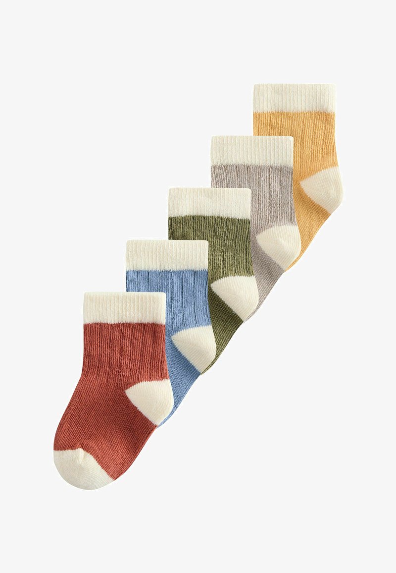 Fünf Paar gerippte Socken in Rot, Blau, Grün, Grau und Gelb, jeweils mit weißen Bündchen, Fersen und Zehen, diagonal auf einem weißen Hintergrund angeordnet.