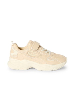 Sneaker sportivo beige con tomaia in mesh e sintetico, chiusura con lacci e cinturino in velcro, suola spessa e ammortizzata, e logo sul pannello laterale.