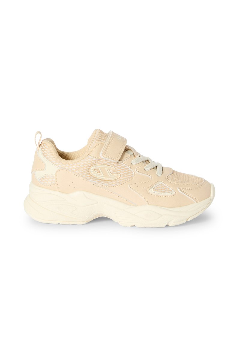 Sneaker sportivo beige con tomaia in mesh e sintetico, chiusura con lacci e cinturino in velcro, suola spessa e ammortizzata, e logo sul pannello laterale.