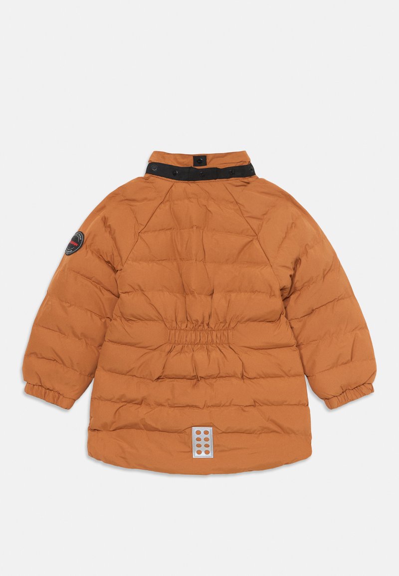 Orange Steppjacke mit hohem Kragen und schwarzen Akzenten. Verfügt über eine taillierte Passform und elastische Bündchen. Enthält ein Logo-Patch am Ärmel.