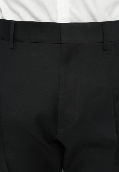 Schwarze Hose mit glatter Textur, geradem Schnitt, zwei Taschen und einem dünnen Bund. Keine sichtbaren Muster oder Hardware-Details.