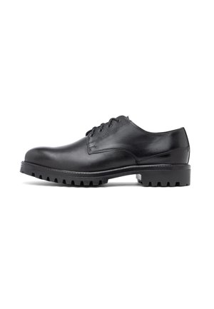 Zwarte leren Oxford veter schoen met dikke grof profiel zool, lage hak en ronde neus, getoond vanaf de buitenkant op een witte achtergrond.