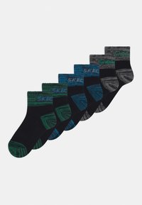 Kuus paari sokke, mis sisaldavad rohelise, sinise ja halli värvide segu. Iga sokk on musta keha ja mustrilise äärega.