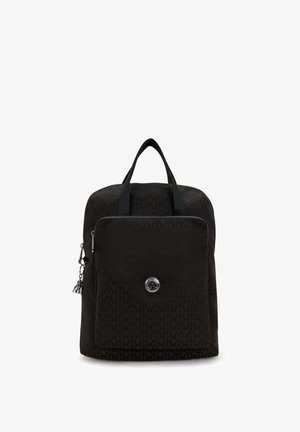 Musta kangaskassi, jossa on geometrinen kuvio, kaksi ylös suuntautuvaa hihnaa, vetoketjullinen etutasku ja pyöreä metallinen logo-aksentti.