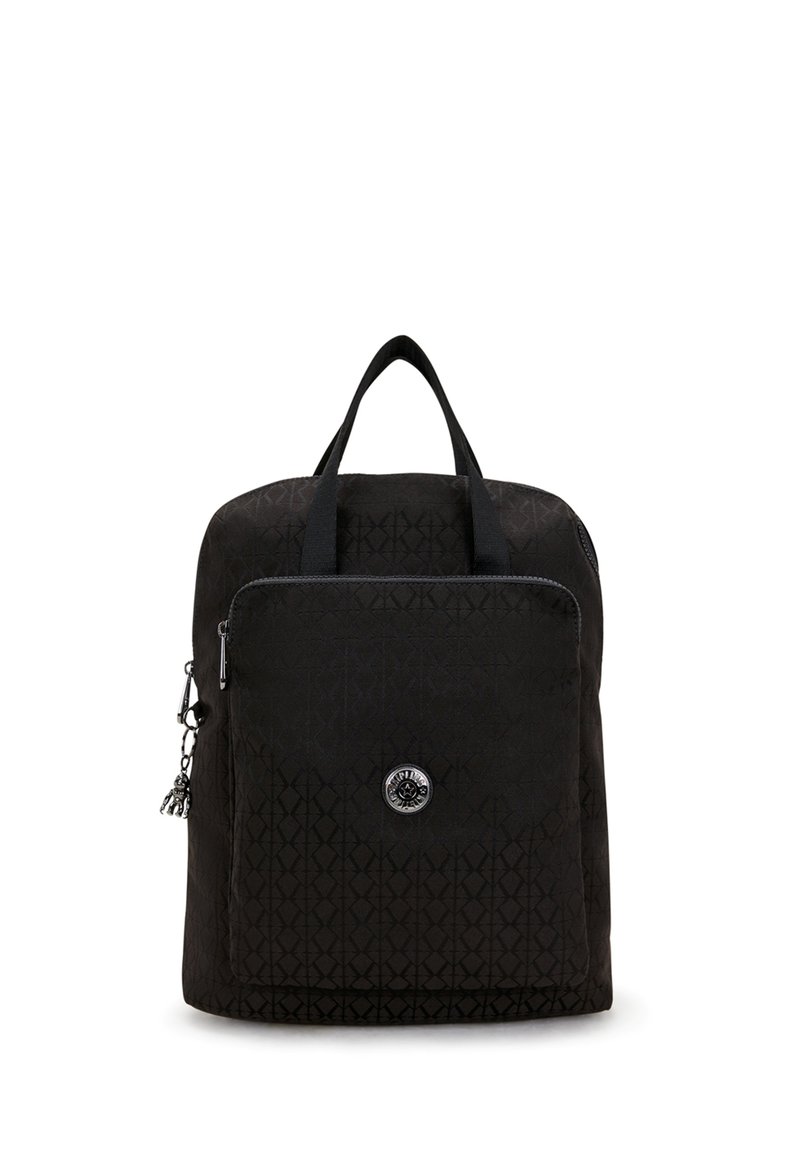 Zaino in tessuto nero con motivo geometrico, due manici superiori, tasca frontale con zip e accento di logo metallico rotondo.