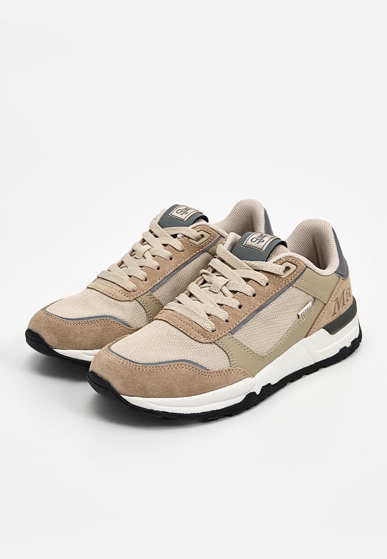 Beige Sneaker mit Obermaterial aus Wildleder und Netzeinsatz, mit runder Zehenpartie, Schnürverschluss, strukturierten Akzenten und schwarzer Gummisohle.