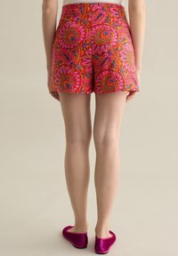PIOMBO SUMMER WITH REGULAR WAIST AND PAISLEY PRINT - Short - pink