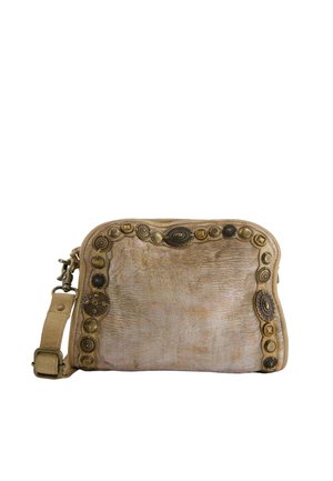 Béžová texturovaná kabelka s mosaznými dekorativními nýty, zaoblenými okraji, zapínáním na zip a nastavitelným popruhem s kovovou sponou na bílém pozadí.