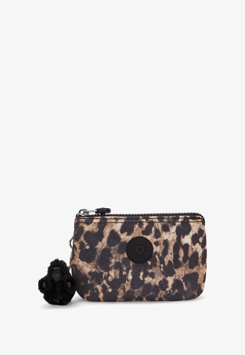 Petit pouch rectangulaire avec un imprimé léopard brun et noir, fermeture éclair noire et un porte-clés en fourrure de gorille noir attaché sur le côté.