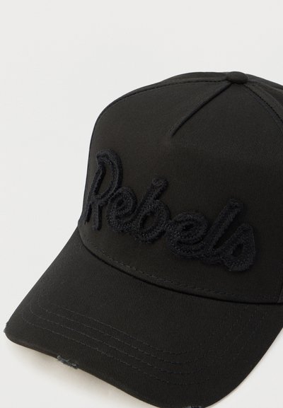 Svart keps med en strukturerad design, med upphöjd svart broderad text "Rebels" på framsidan och synliga söm detaljer.