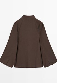 Bruine blouse met lange mouwen en een mandarinnekraag, met een gestructureerde stof, zijslitsen en een comfortabele pasvorm.