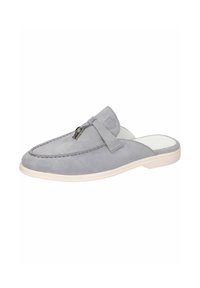 Chaussure slip-on en daim gris avec un design couturé, un logo subtil et une semelle blanche contrastante. Présente un accent de nœud décoratif.