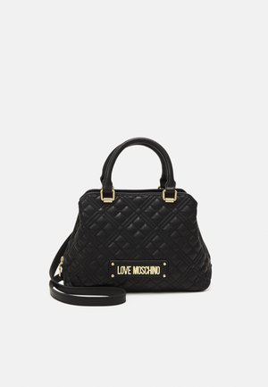 Černá prošívaná kabelka s dvojitými uchy a odnímatelným ramenním popruhem, zlatá logo destička "LOVE MOSCHINO" vpředu.