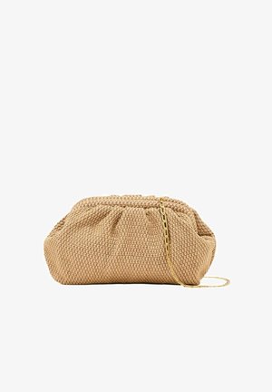 Borsa clutch beige intrecciata con una consistenza morbida e raccolta e una sottile tracolla a catena dorata appoggiata accanto.