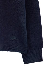 Granatowy sweter dzianinowy o miękkiej fakturze, z prążkowanymi mankietami i dołem. Posiada małe, wyszywane logo w ciemniejszym odcieniu w pobliżu dołu.